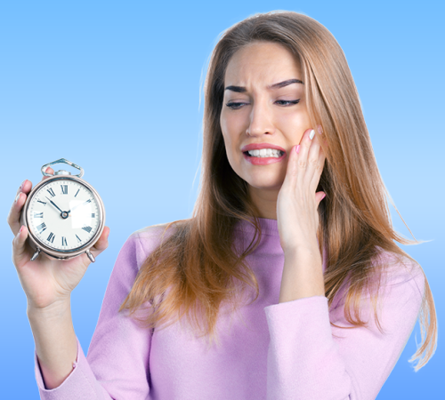 Estrazione dente deciduo rappresentata da una donna che tiene una sveglia in una mano mentre con l’altra si tocca la guancia in segno di fastidio, su sfondo blu uniforme.