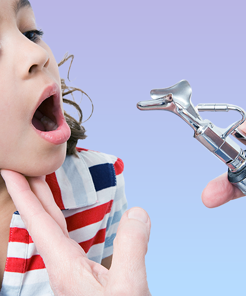 Igiene orale bambini immagine che mostra un dentista mentre prepara una piccola paziente all’utilizzo di uno strumento odontoiatrico, con la bambina che apre la bocca per consentire il controllo orale.