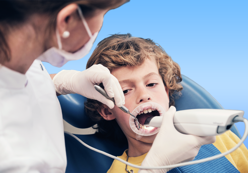 fluoroprofilassi infantile mostra come applicare il trattamento al fluoro durante una visita odontoiatrica con strumenti nella bocca del bambino.