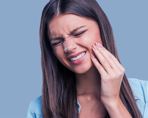 Terapia ortodontica per adulti mostra una donna che manifesta un dolore mandibolare che può richiedere una valutazione ortodontica