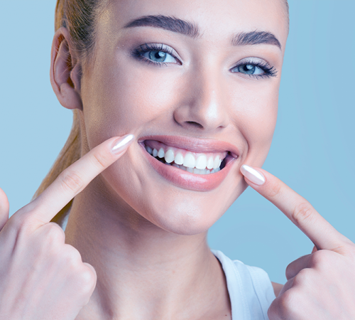 Ipomineralizzazione denti mostra un sorriso luminoso dopo trattamento remineralizzante professionale