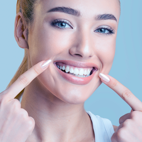 Ipomineralizzazione denti mostra un sorriso luminoso dopo trattamento remineralizzante professionale