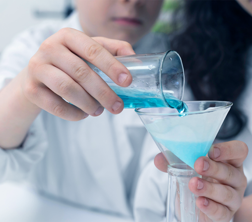 BlancOne Click mostra due donne che tengonoin mano una soluzione di colore azzurro mentre la travasano con un imbuto