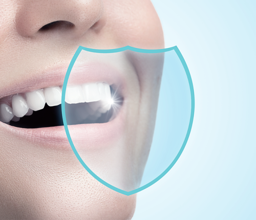 Sbiancamento dentale domiciliare mostra un gel trasparente applicato su sfondo azzurro, simbolo dei prodotti sbiancanti usati a casa, e un sorriso luminoso protetto da uno scudo grafico che rappresenta la sicurezza del trattamento.